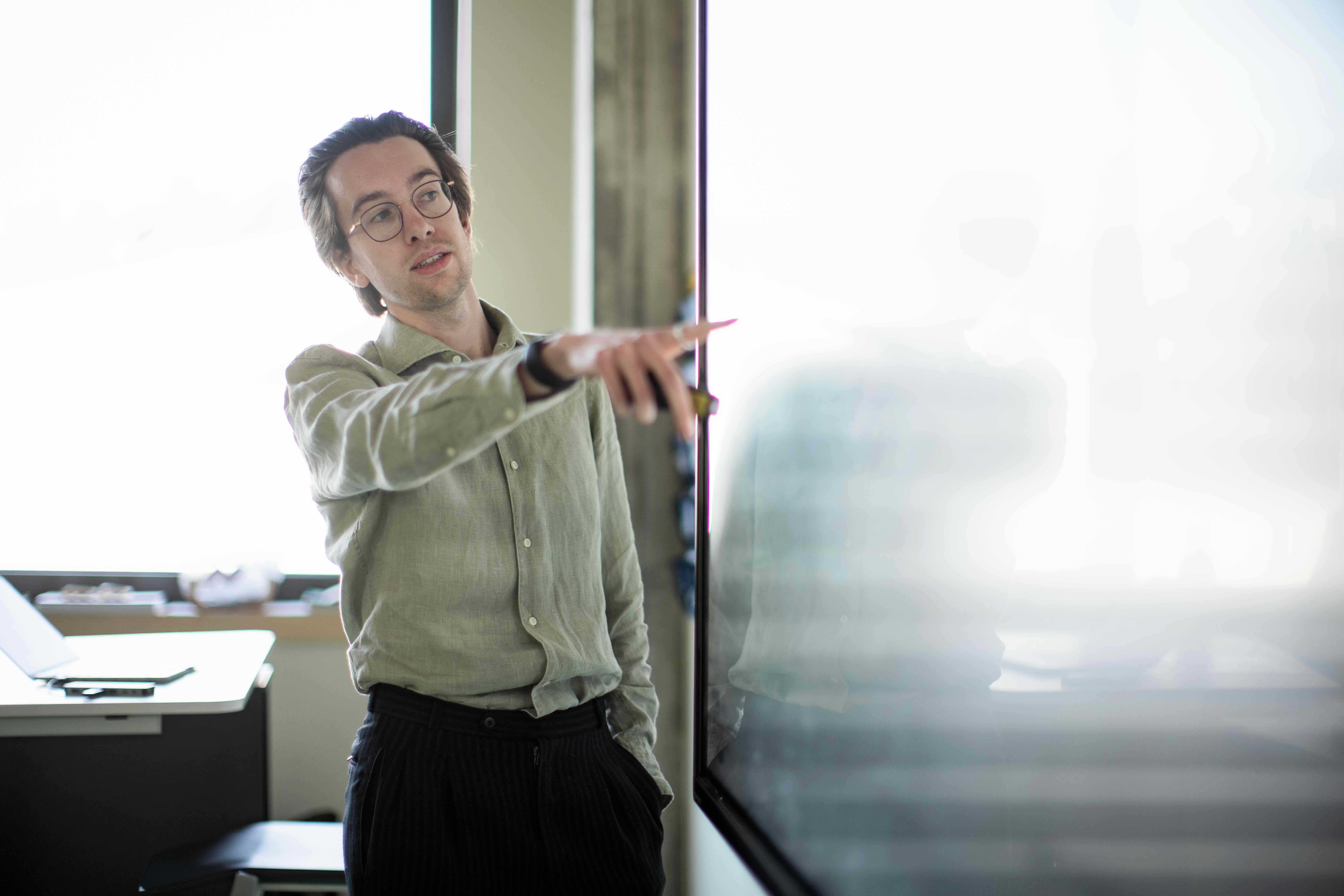 Kamil Bernaerts giving a public lecture