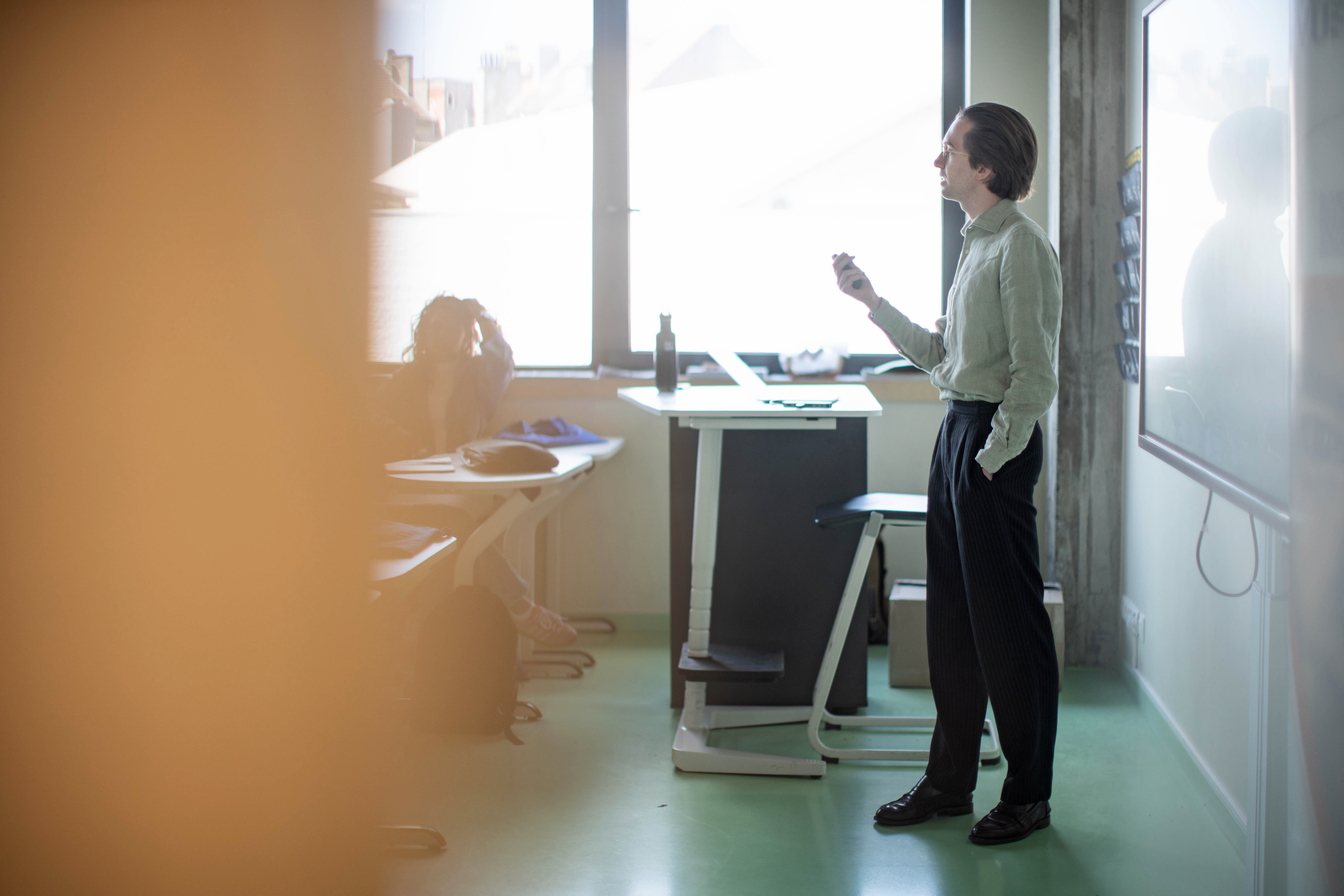 Kamil Bernaerts giving a public lecture